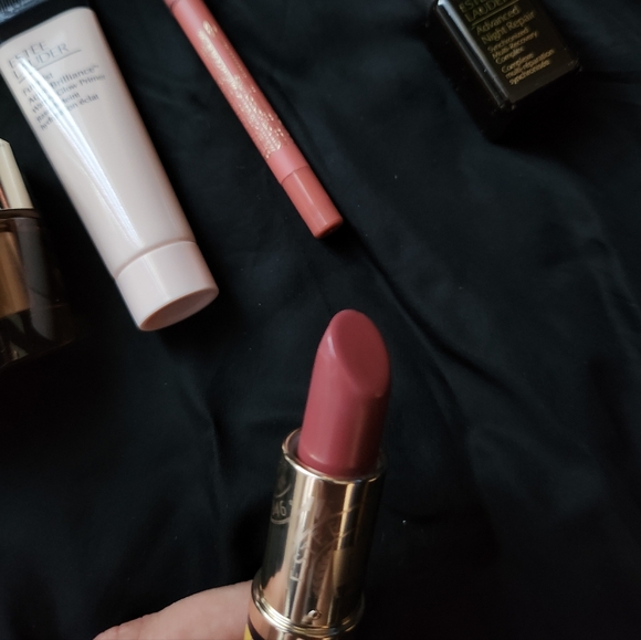 Estee Lauder Plaid Cosmetic Bag with Skincare Set - Picture 9 of 11